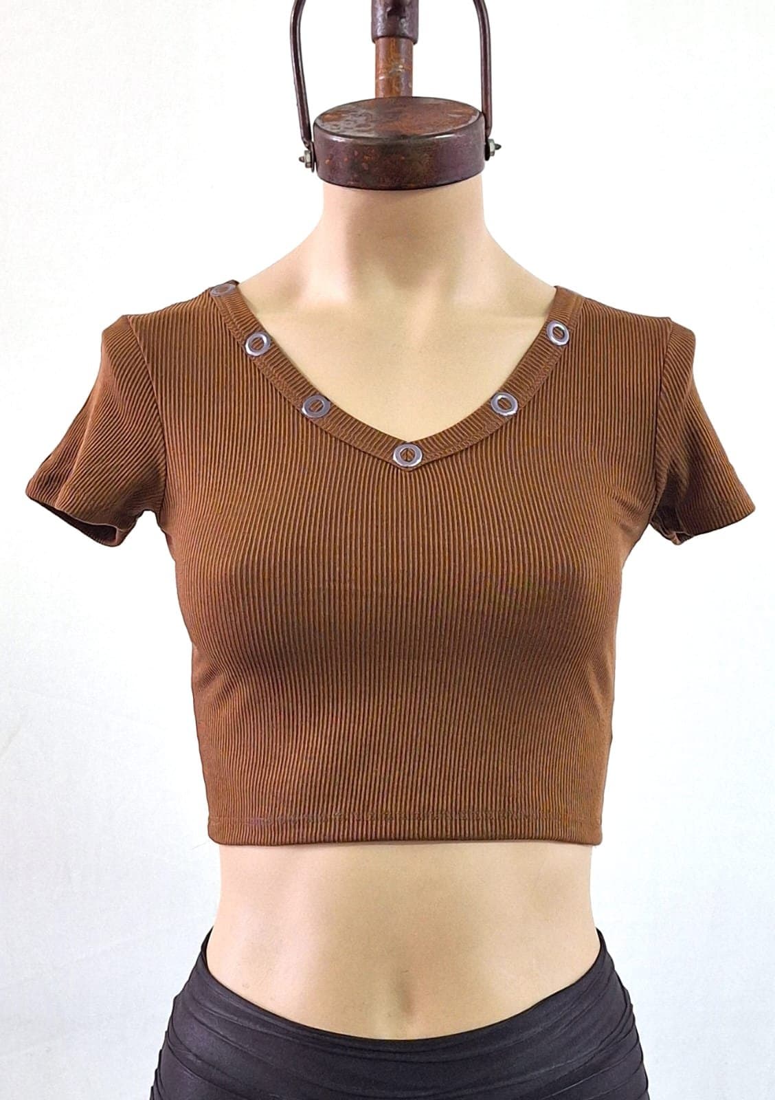 Remera escote V ojalillo morley soft 2026