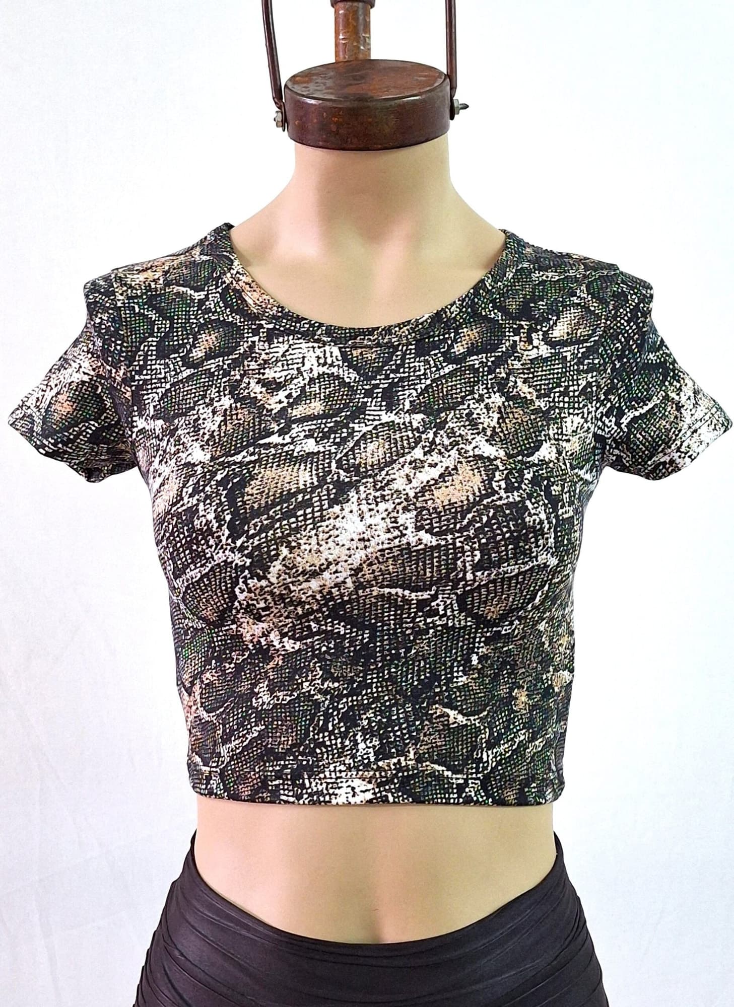Remera U manga corta estampado reptil modal soft 2025